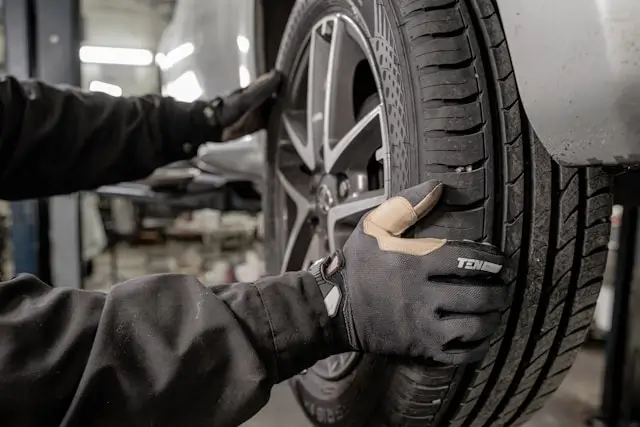 Mechanik montujący koło samochowe